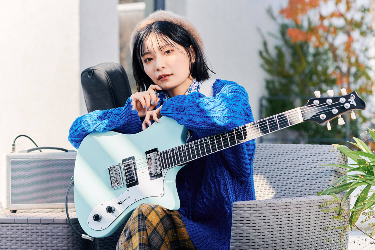 Ryogaのギターを抱える女性
